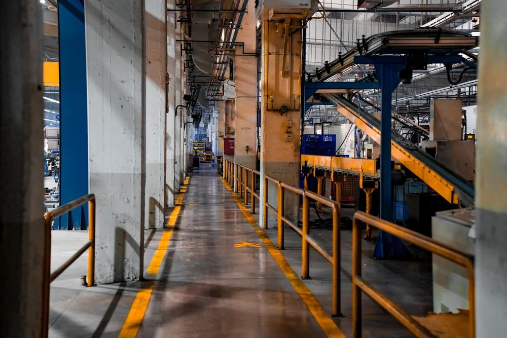 Fabrika içinde üretim hattı ve yürüme yolu